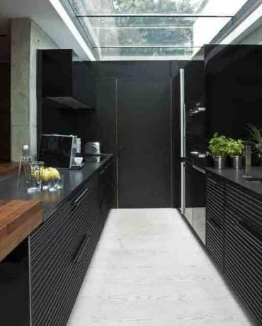 Schwarze Küchen im Innenraum - luxuriöse Schlichtheit des Minimalismus