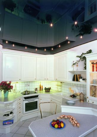 Wie bei Gipskartonplatten wirken Spanndecken für die Küche bei gut montierter Beleuchtung viel eindrucksvoller.