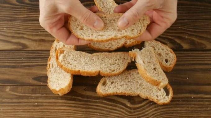 Trocknen Sie das Brot für etwa eine Stunde.