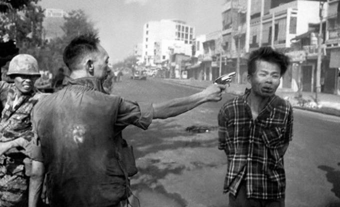 Vietnamese Offizier schießt voenoplennogo.