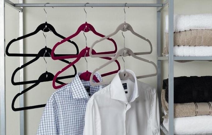 Auf Multi-Level-Aufhänger können Hemden, Jacken, Kleider hängen. / Foto: kvartblog.ru