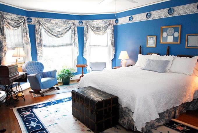 Foto eines Schlafzimmers mit blauen Wänden, um Platz zu reduzieren