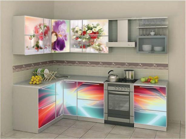 Küche mit Fotodruck an der Fassade