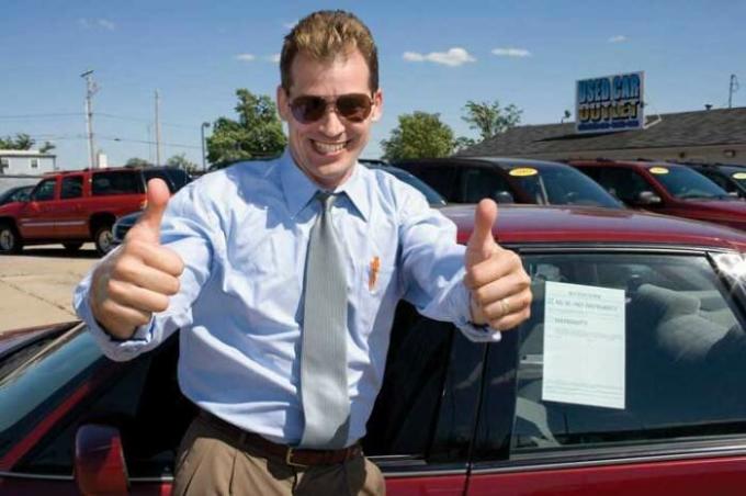 Autoverkäufer ist in der Lage zu „vtyuhat“ irgendwelchen Klunker. | Foto: elementsofrest.com.