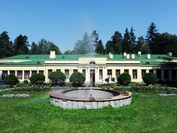 Cottage in der Semenov auf Aufträge neu gestrichen Andropow in hellen Farben, aber es war grün zur Zeit Stalins. | Foto: diletant.media.