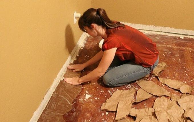 Hausfrau fand eine effektive Möglichkeit, um Geld für Reparaturen zu sparen.