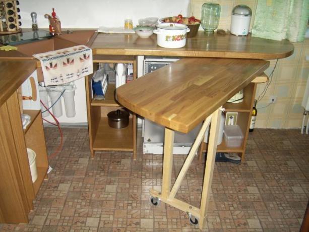 Auf dem Foto - ein ausziehbarer Tisch in einer kleinen Küche