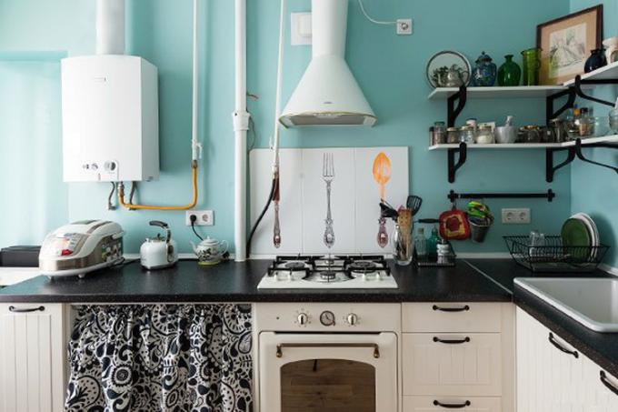 Wie Sie sehen können, können sogar ein Gasherd und eine Dunstabzugshaube angemessen in das Innere einer kleinen Küche integriert werden.