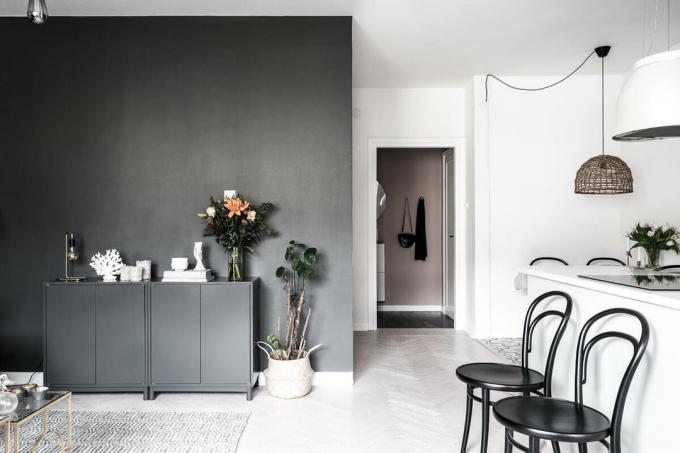 Stilvolle dvushka 42 m² mit einer schwarzen Wohn- und Schlaf in der Küche