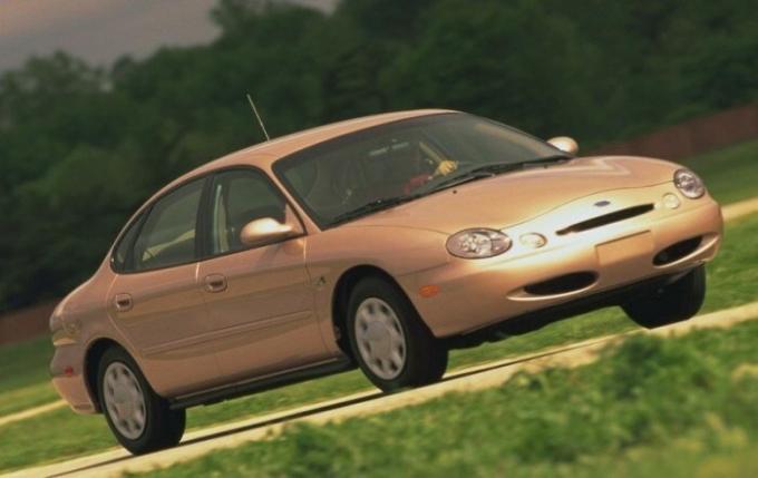 Ford Taurus 1996 unterschied sich nicht attraktives Aussehen. | Foto: cheatsheet.com.