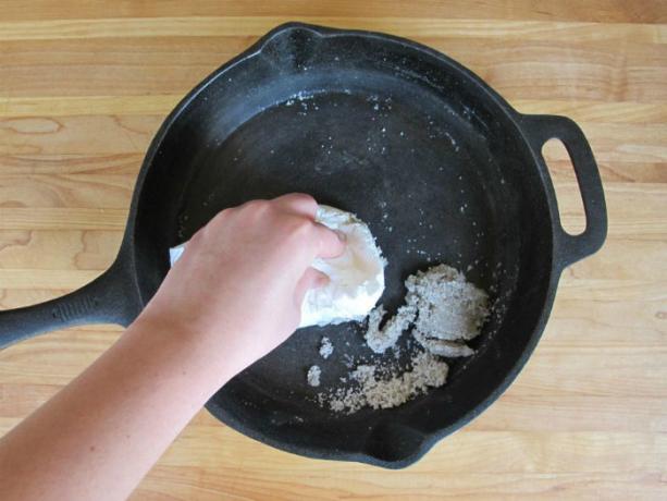 Reinigung Gusseisen Pfannen aus der Lagerstätte.