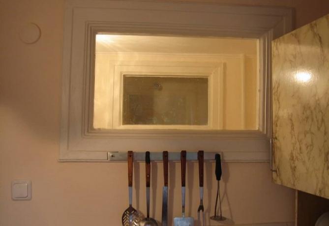 Das Fenster zwischen der Küche und dem Bad für natürliche Beleuchtung des letzteren benötigt.