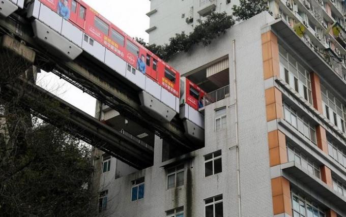In der chinesischen Stadt Chongqing Züge fahren durch das Haus.