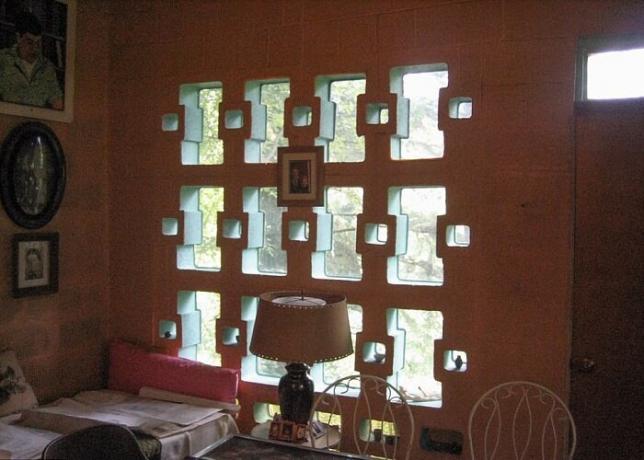 Original-Beleuchtung mit einem ungewöhnlichen Fenster.