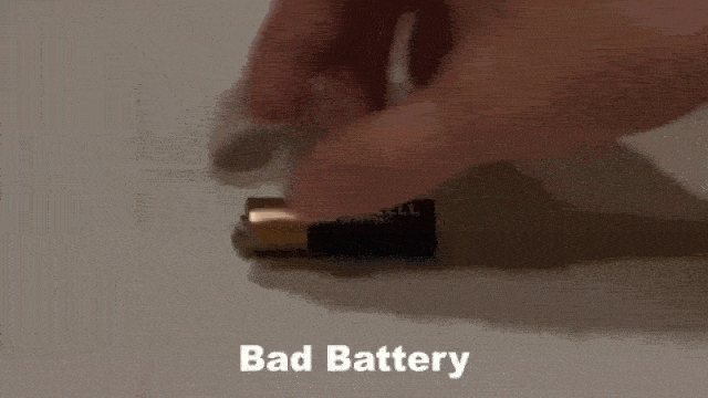 Eine leere Batterie ist flach landet.