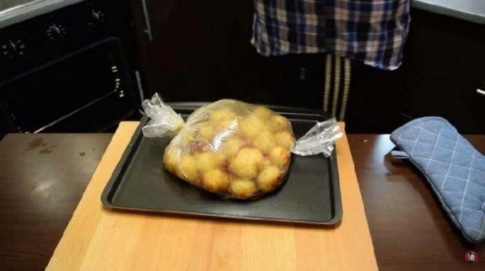 Kartoffeln werden in die Hülse gefaltet.