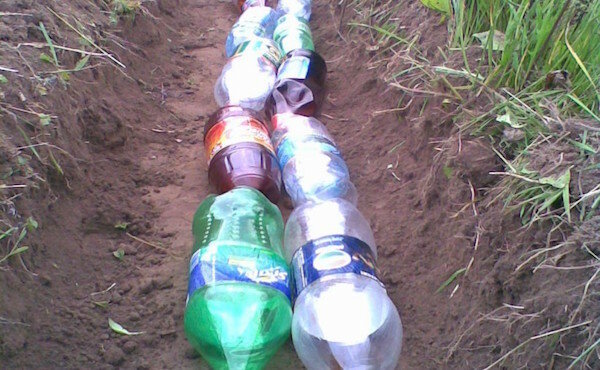Drainage zum Teil von Kunststoffflaschen