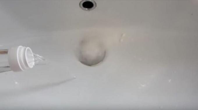 Dann gießt den Essig. / Foto: youtube.com.