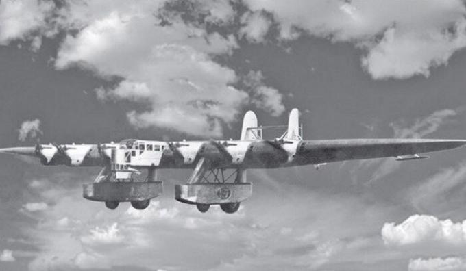 Das Flugzeug Riesen in den Himmel. / Foto: livejournal.com