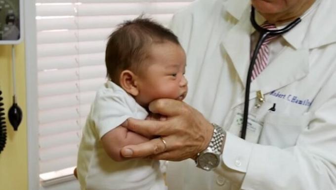 Kinderarzt Rat mit 30 Jahren Erfahrung: Wie man ein schreiendes Baby für ein paar Sekunden beruhigen