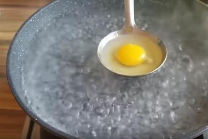 Gießen Sie das Ei. / Foto: youtube.com. 