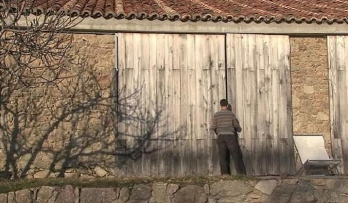 Scheune statt eines fertigen Hauses: Was verbirgt sich hinter dem unprätentiösen alten Gebäude Tür