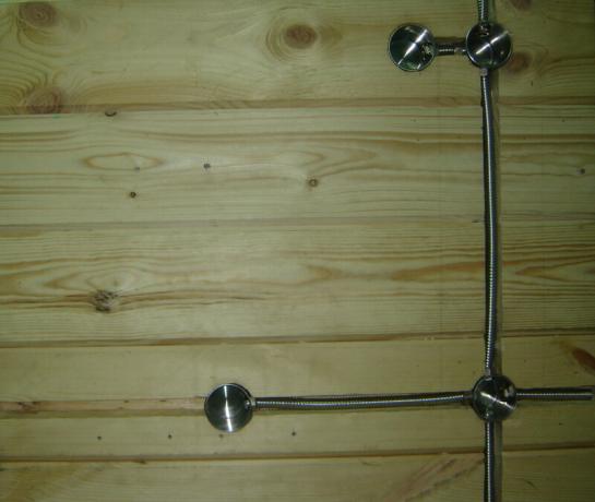 Abbildung 3: Metallgehäuse in einer Holzwand