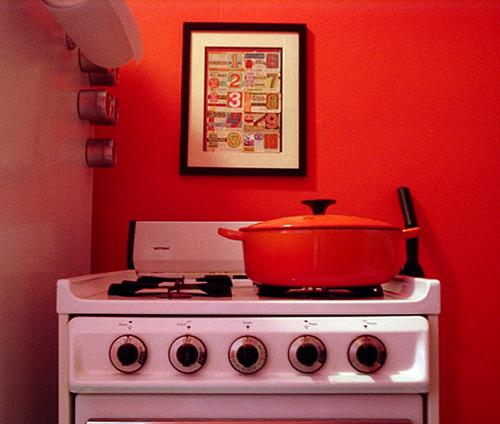 rote Spanndecke in der Küche