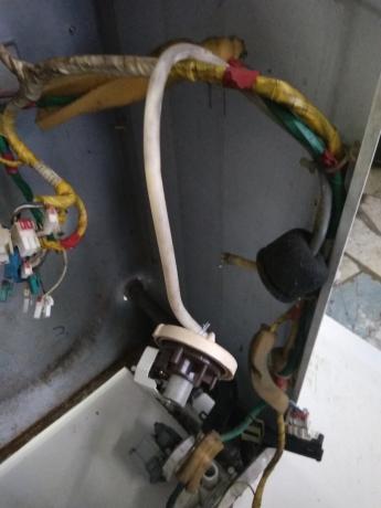 Wie funktioniert das System der Kontrolle des Wasserstandes in dem Tank der Waschmaschine?