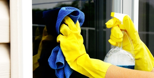 Durch das Waschen von Fenstern können Sie Wärme sparen