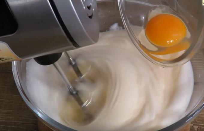 Während gepeitscht Proteinschaum hinzufügen allmählich das Eigelb.