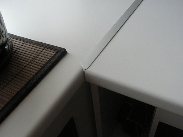 Der Spalt zwischen den beiden Hälften der Tischplatte wird durch einen Metallstreifen verdeckt