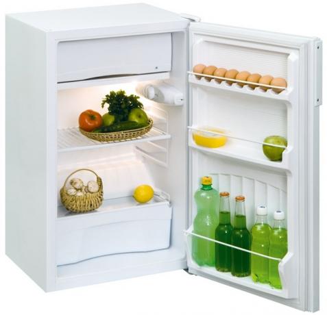 Ein kleiner Kühlschrank kann für ein oder zwei Personen ausreichen.