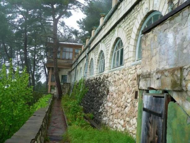 Dacha "Cold River" wurde in 1932-1933 gebaut. auf einem Berghang auf einer Höhe von 200 m über dem Meeresspiegel (Abchasien). | Foto: diletant.media.