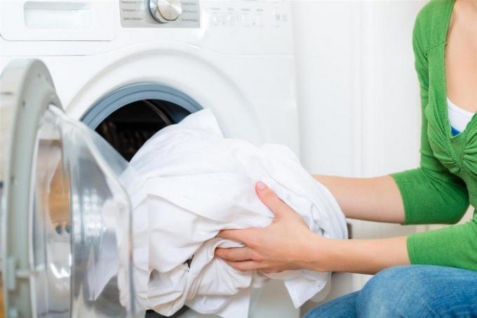 Wie ein sicheres Bleichmittel für Wäsche machen und Kleidung