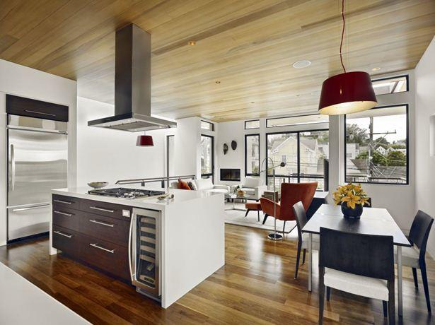 Holzdecken für die Küche sind auf jeden Fall eine Wahl wert, wenn das Zimmer im Öko-Stil eingerichtet oder der Boden mit Parkett / Laminat ausgekleidet ist
