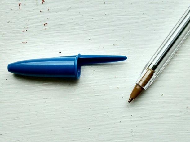 Die Löcher in der Kappe eines Kugelschreibers gemacht mit einem Hintergedanken. / Foto: eonline.lk