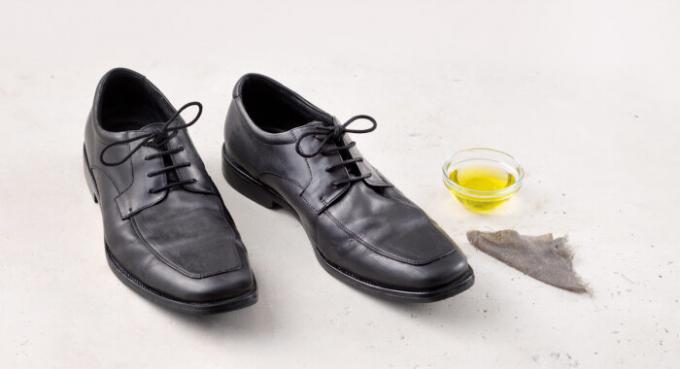 Schuhe können gut mit Olivenöl gereinigt werden. / Foto: img.thrivemarket.com