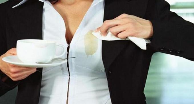 Auch Kaffeeflecken entfernt werden können, wenn Sie ein kleines Geheimnis kennen. / Foto: stozabot.com. 