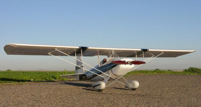 Warum sind einige Flugzeugflügel über dem Rumpf angeordnet ist, und andere unter ihm