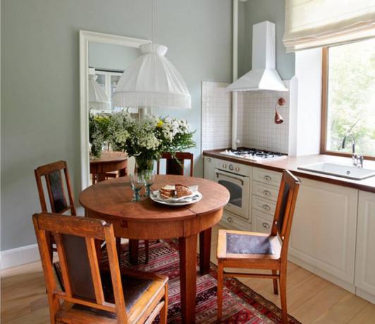 Ein runder Tisch in einer kleinen Küche ist besser geeignet als ein rechteckiger.