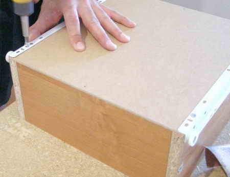 Rollenführungen sind am Boden der Box und an den Seiten in einem Abstand angebracht, der der Höhe der Box entspricht