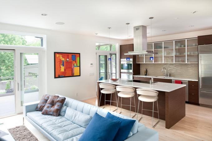 Die Anordnung der Möbel in der Wohnzimmer-Küche erfordert ebenfalls einen bestimmten Ansatz.