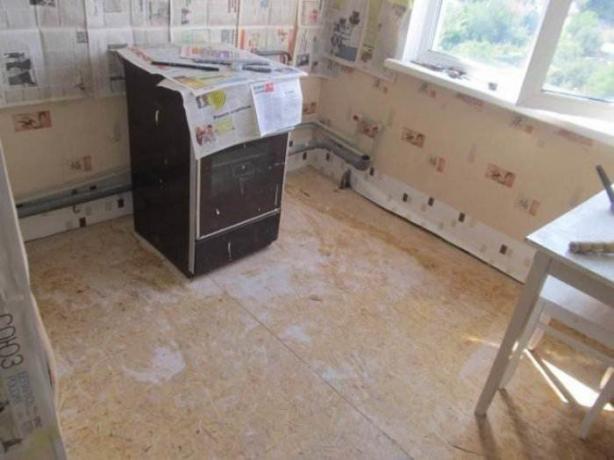 Boden Reparaturen in der Küche in der Chruschtschow.