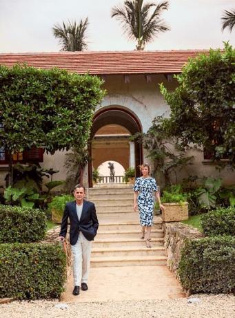 Mikhail Baryshnikov und seine Frau Lisa Rinehart in der Nähe von Hof seiner Villa. | Foto: Thiago Molinos (Tiago Molinos).