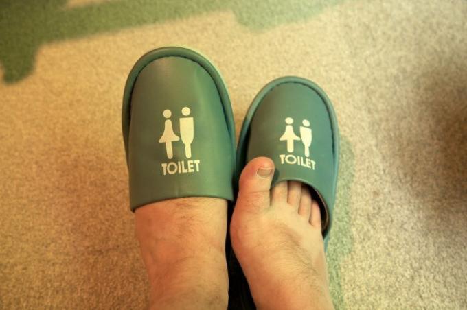 Die Japaner sind sehr wachsam, um, so dass auch für die Toilette sie spezielle Schuhe haben. / Foto: travellingjoel.files.wordpress.com