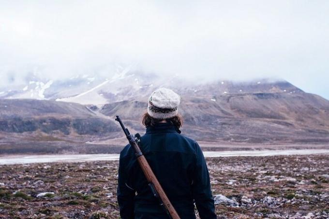 Auf dem Weg können Sie nur mit einer Pistole (Longyearbyen, Norwegen) gehen.