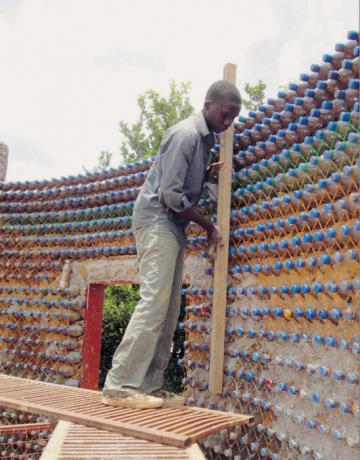 Haus aus Plastikflaschen junger Mann beschlossen, eine runde Form zu tun. | Foto: ezermester.hu.
