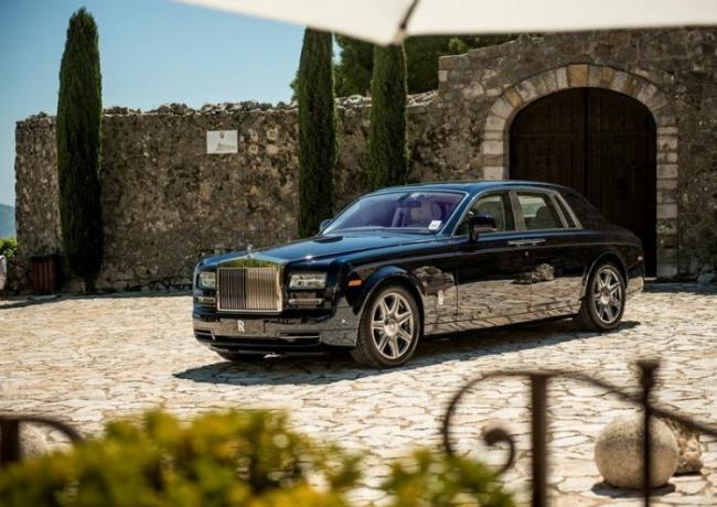 Der gute alte Rolls-Royce Phantom auch alles gut. 