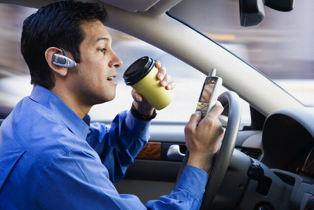 Welche Art von Maschinensteuerung kann es sein, wenn der Fahrer das Telefon in einer Hand, das andere Rad zu halten. | Foto: autonews.ua